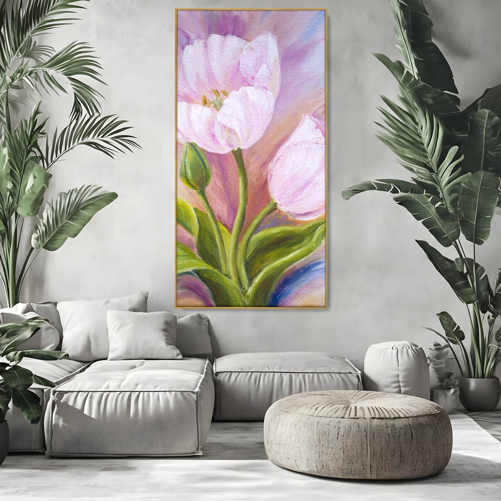 Tablou canvas cu tablou canvas cu lalele roz, in rama de aluminiu auriu, pe perete intr-un living